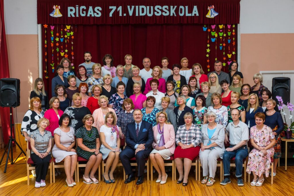 Rīgas 71.vidusskolas kolektīvs. 2017./2018.m.g.

